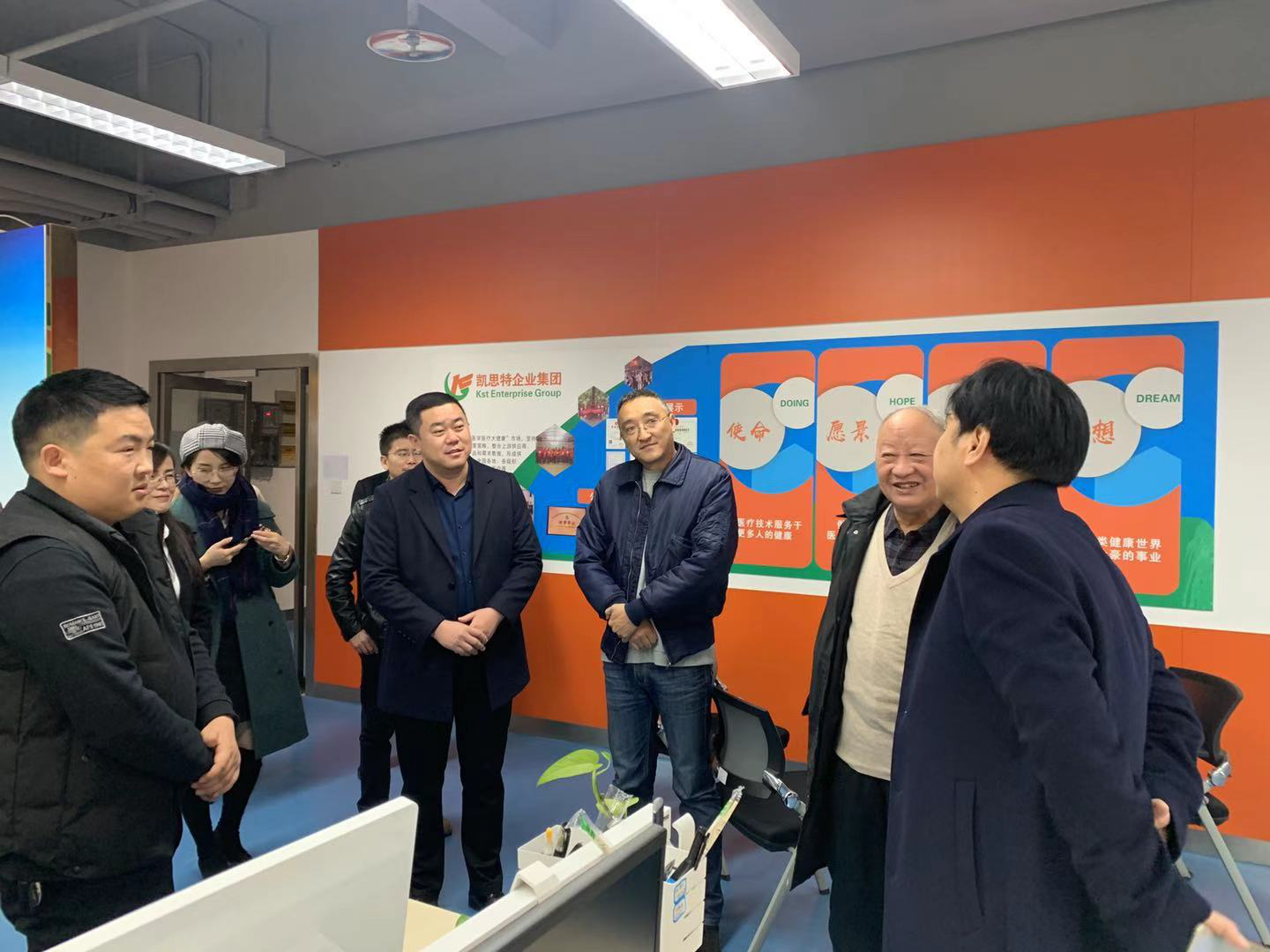 原陜西省衛(wèi)生廳副廳長、保健學(xué)會會長、一行人蒞臨陜西凱思特集團(tuán)指導(dǎo)！